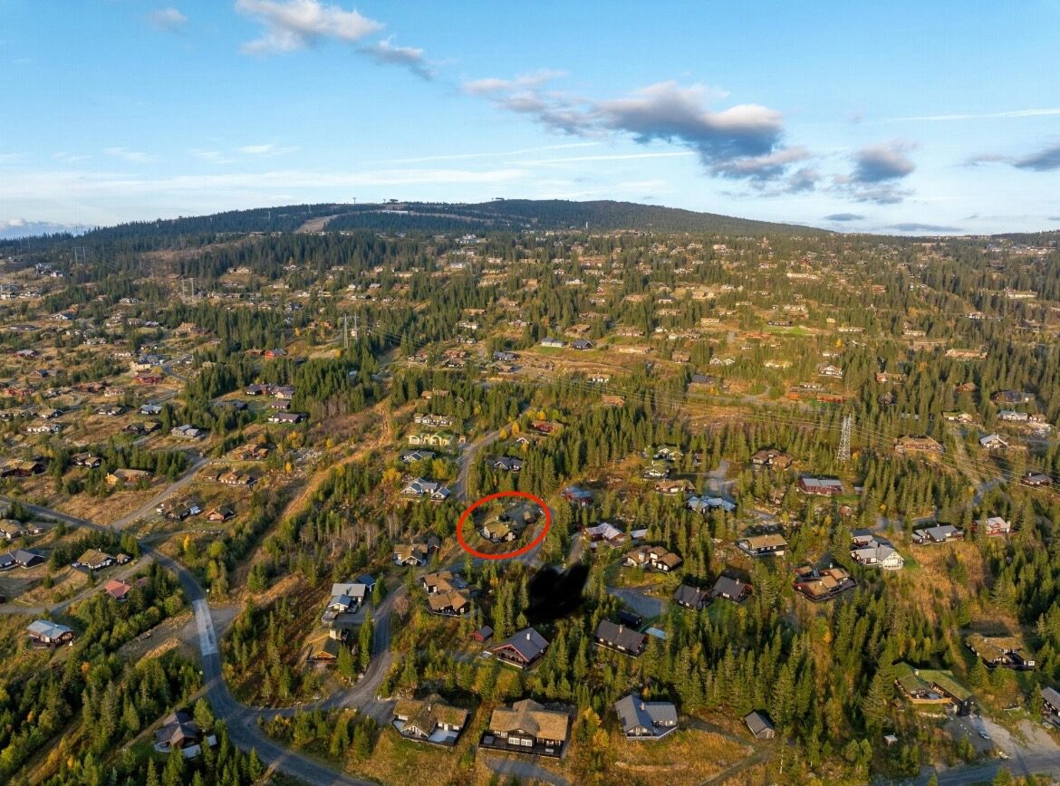 Flyfoto av hyttefeltet på Hafjell Panorama om sommeren, hytta markert