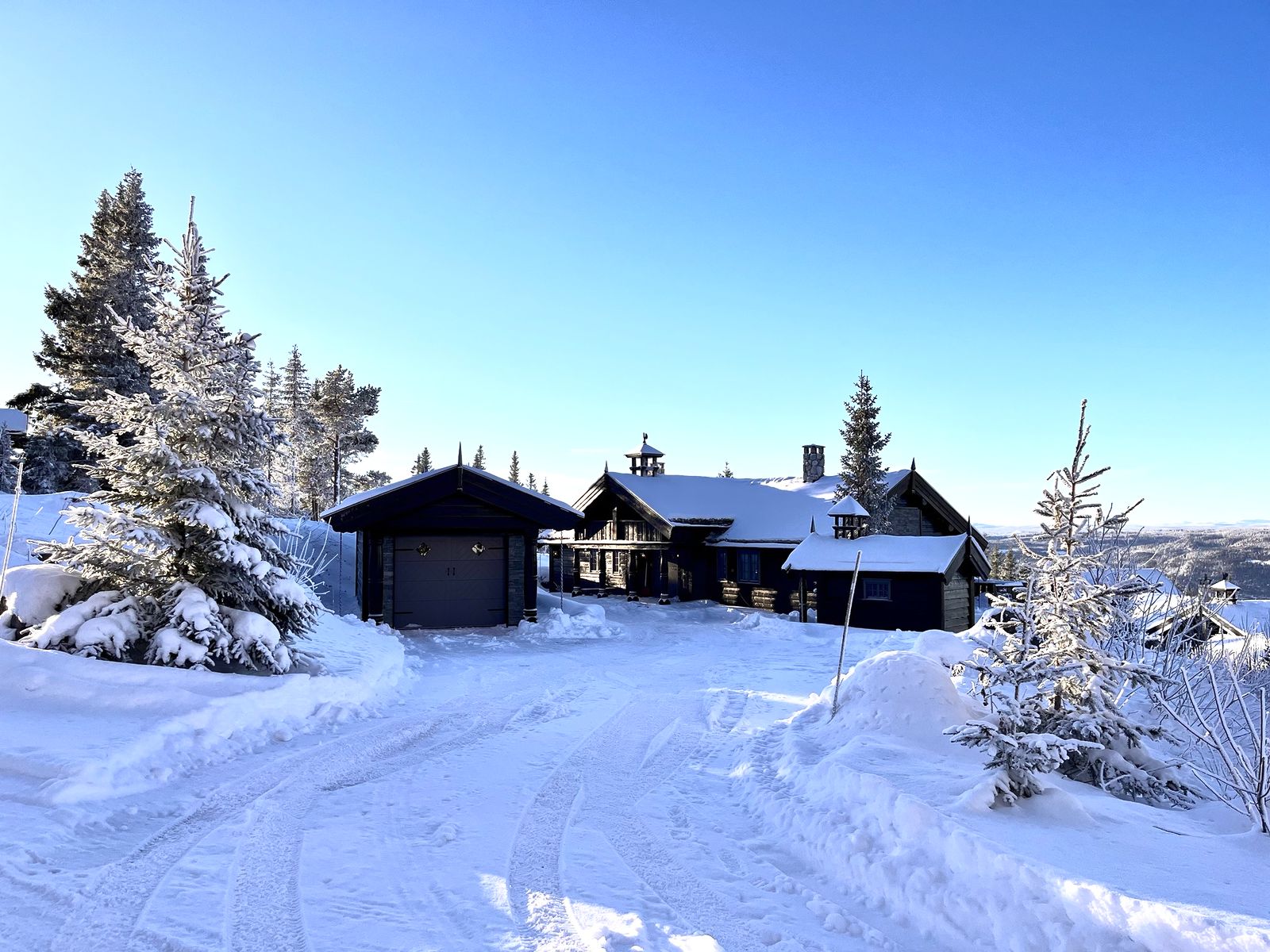 Tunet med garasje og hytta en klar vinterdag